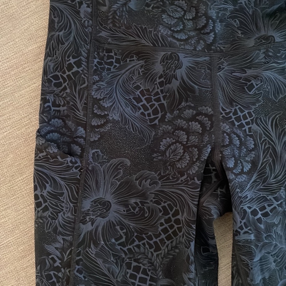 Lulu Lemon paisley cropped leggings in navy blue - Picture 2 of 5
